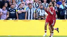Liverpool rescató un empate agónico ante Newcastle en el debut de Iraola