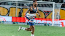 Confusão no Ba-Vi: Marinho arranca camisa de Jean Lucas e Cacá tenta rasgá-la após gol do Bahia