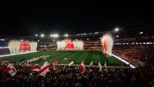 Los hinchas de River, en un vaivén de emociones durante el empate ante Vélez