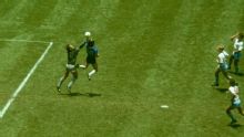 Bola do gol de mão de Maradona em Copa do Mundo é arrematada por 'apenas' R$ 17 milhões em leilão