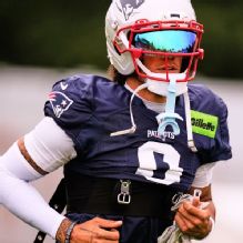 Gonzalez focused on season, but irked by talks with Patriots