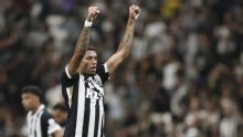 Zagueiro do Atlético-MG leva a pior em disputa com Kaio Jorge, cai de cabeça no gramado e precisa ser substituído na Copa do Brasil
