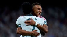 Mbappé 'destrói' com hat-trick, Vini Jr. desencanta, e Real Madrid dorme na liderança de LALIGA com goleada no Bernabéu
