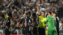 Diretoria do Vasco cobra árbitro por expulsão e causa tumulto no intervalo de jogo da Copa do Brasil