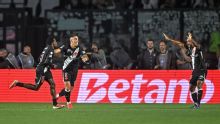 Vasco supera expulsão no 1° tempo, bate o Vitória em São Januário e larga na frente nas quartas da Copa do Brasil