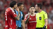 Carlos Vinícius merecia ser expulso? Simon analisa lance polêmico no Gre-Nal pela Copa do Brasil