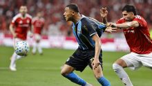 Com polêmica de arbitragem, Grêmio e Internacional empatam no jogo de ida das quartas de final da Copa do Brasil