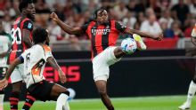 Pervis Estupiñán le ganó el duelo a John Yeboah en el partido entre Milan y Venezia por Serie A
