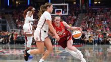 Clark y Mitchell hacen historia en triunfo de Indiana