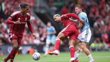 Ronald Araujo y su primer partido oficial con Liverpool en Anfield