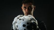 Chelsea anuncia a contratação do goleiro Emiliano Martínez; estreia já como titular será contra o Brighton
