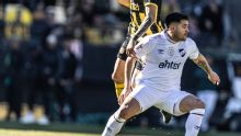 Maxi Gómez salió lesionado en el primer tiempo del clásico entre Nacional y Peñarol