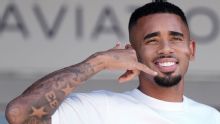 Gabriel Jesus chega à Espanha para assinar com o Barcelona e garante: 'Meu joelho está perfeito'