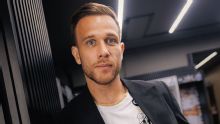 De 'terno alinhado', Arthur, ex-Grêmio, é anunciado como novo reforço do Santos