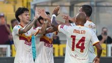 Con un tanto de Soulé, Roma goleó a Lecce y está en la cima de la Serie A