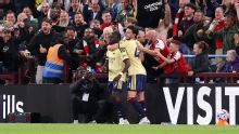 Premier League live updates: Saka gives Arsenal lead over Aston Villa