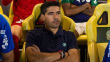 Abel, do Palmeiras, é denunciado ao STJD por chute em microfone e pode pegar mais um gancho pesado