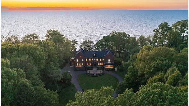 🏠 Travis Kelce buys $5.35M home before wedding