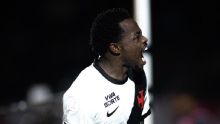 Andrés Gómez decide de novo, Vasco elimina o Vitória no Barradão e encara o Palmeiras na semi da Copa do Brasil