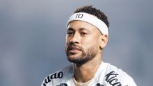 Neymar se revolta com 'gramado cheio de buraco' da Vila e dispara: 'Ótimo trabalho de m*'