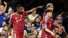 Isak faz dois em 3 minutos, Liverpool supera o Ipswich Town e vence a primeira com novo técnico na Premier League