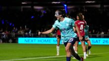 Danielle van de Donk helpt Lionesses met prachtgoal aan winst op Manchester United