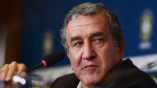 Carlos Alberto Parreira recebe alta e deixa hospital com gritos de 'campeão' após ficar três meses internado