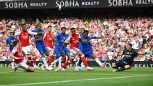 Dibu Martínez, figura en Chelsea en un partido especial ante Arsenal por la Premier