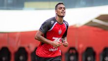 Jogador do Vitória lembra ida frustrada para o Grêmio, fala em 'sacanagem' do clube gaúcho e dispara: 'Que entre no Z-4 e não saia mais'