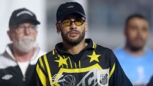 Neymar se cruzó con hinchas de Atlético Mineiro en el triunfo de Santos
