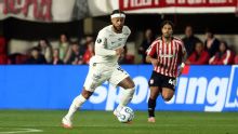 Estudiantes denunció a Memphis Depay por un gesto a su hinchada en el empate de Corinthians