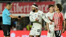 Estudiantes aciona Conmebol, e Memphis Depay pode levar gancho por gesto obsceno em gol do Corinthians