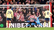 Premier League live updates: Arsenal lead at Sunderland after Raya penalty save