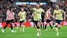 Premier League live updates: Arsenal lead at Sunderland after Raya penalty save
