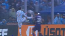 Nicola fue muy arriba ante Martínez Quarta y se fue expulsado en Atlético Tucumán ante River