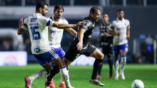 Autor de gol contra em derrota do Cruzeiro, Fabrício Bruno revela estar jogando com dores e se emociona: 'Peço perdão ao torcedor'