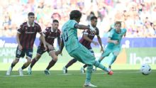 Lamine Yamal brace helps free-scoring Barcelona overcome Levante