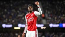 Jovem de 16 anos brilha com dois gols, e Arsenal se classifica com facilidade na Copa da Liga Inglesa