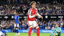 Jovem de 16 anos brilha com dois gols, e Arsenal se classifica com facilidade na Copa da Liga Inglesa