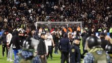 Platense x Fluminense acaba em invasão de campo e ataque de torcida a jogadores tricolores; veja imagem