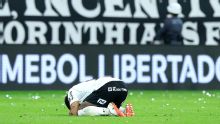 Memphis isola pênalti no último lance, Corinthians perde do Estudiantes e está fora da Libertadores