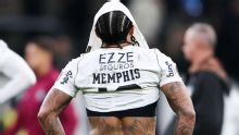 Jornais argentinos colocam Memphis como 'vilão' de queda do Corinthians na Libertadores e ironizam: 'Teve o tiro para matar...'