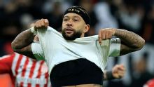 Muro da sede do Corinthians é pichado com pedido de saída de Memphis: 'Salário de milhões, futebol de centavos'