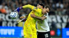 Muslera revela bastidores de como viveu pênalti de Memphis Depay em Corinthians x Estudiantes: 'Tinha certeza que...'