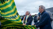 ADO Den Haag-icoon Lex Schoenmaker geëerd met standbeeld