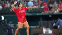 'Chicharito' Hernández lanza primera bola en el Blue Jays vs Rangers