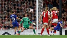Arsenal strike late to deny Man United in WSL
