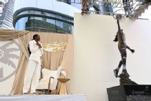 Lisa Leslie statue unveiled on Star Plaza outside Crypto.com Arena