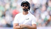 Técnico dos Eagles é atendido com soro na NFL após gramado sintético dos Titans atingir 69°C; calor chegou a derreter chuteira