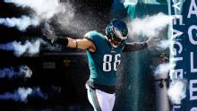 Eagles firman a Zach Ertz para aliviar bajas por lesiones, fuentes